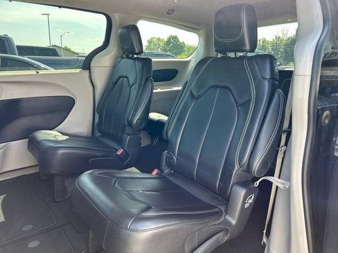 Certified 2024 Chrysler Pacifica Touring-L FWD image 8