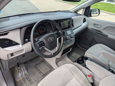 Used 2017 Toyota Sienna LE FWD image 17