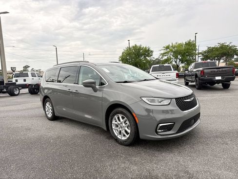 Used 2022 Chrysler Pacifica Touring-L FWD image 1
