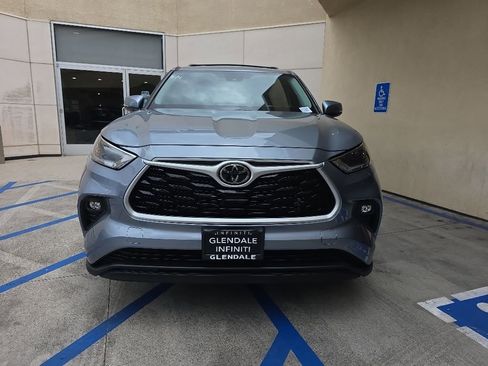 Used 2021 Toyota Highlander LE FWD image 2