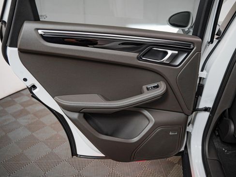 Certified 2025 Porsche Macan image 28
