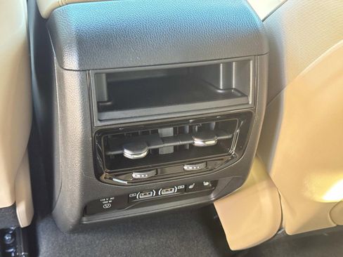 New 2025 Jeep Grand Cherokee Limited w/ Black Appearance Package image 17