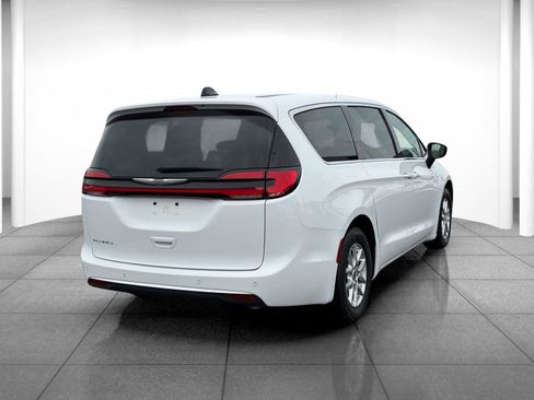Used 2024 Chrysler Pacifica Touring-L image 7