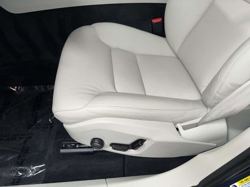 Used 2023 Volvo XC60 B5 Core w/ Climate Package FWD image 3