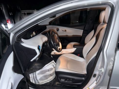 Used 2017 Toyota Prius Prime Premium image 13