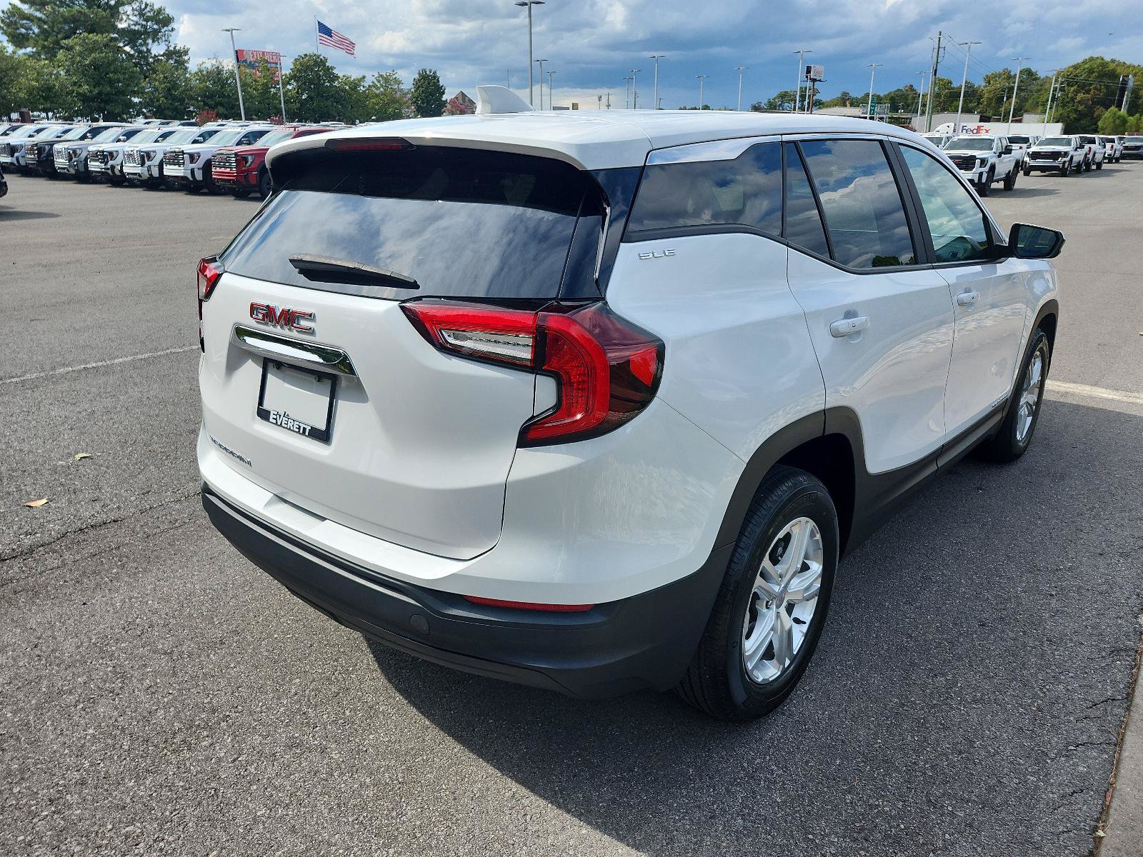 Used 2024 GMC Terrain SLE FWD image 3