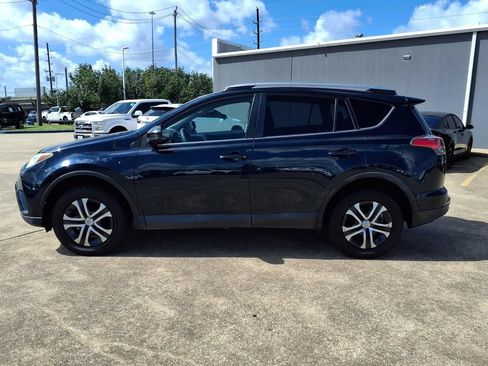 Used 2018 Toyota RAV4 LE FWD image 5