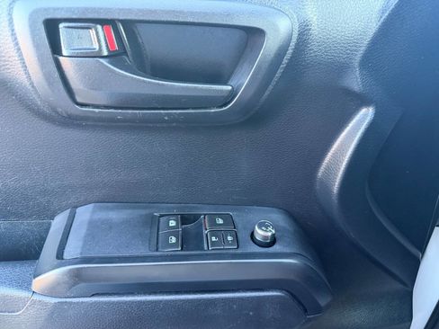 Used 2018 Toyota Tacoma SR image 18