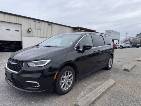 Used 2023 Chrysler Pacifica Touring-L image 1