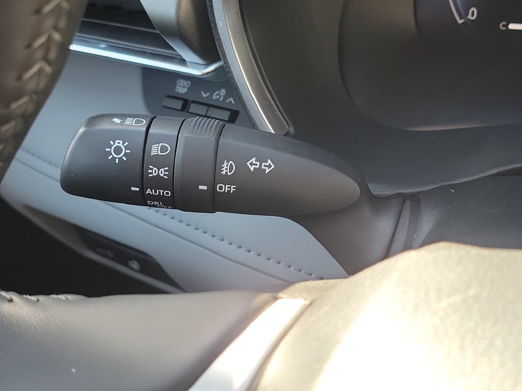 Used 2024 Toyota Highlander Limited FWD image 11