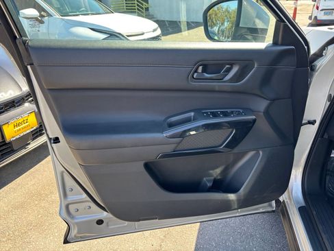 Used 2025 Nissan Pathfinder SV AWD/4WD image 18