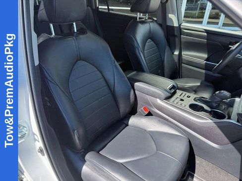 Used 2024 Toyota Highlander XLE AWD/4WD image 11