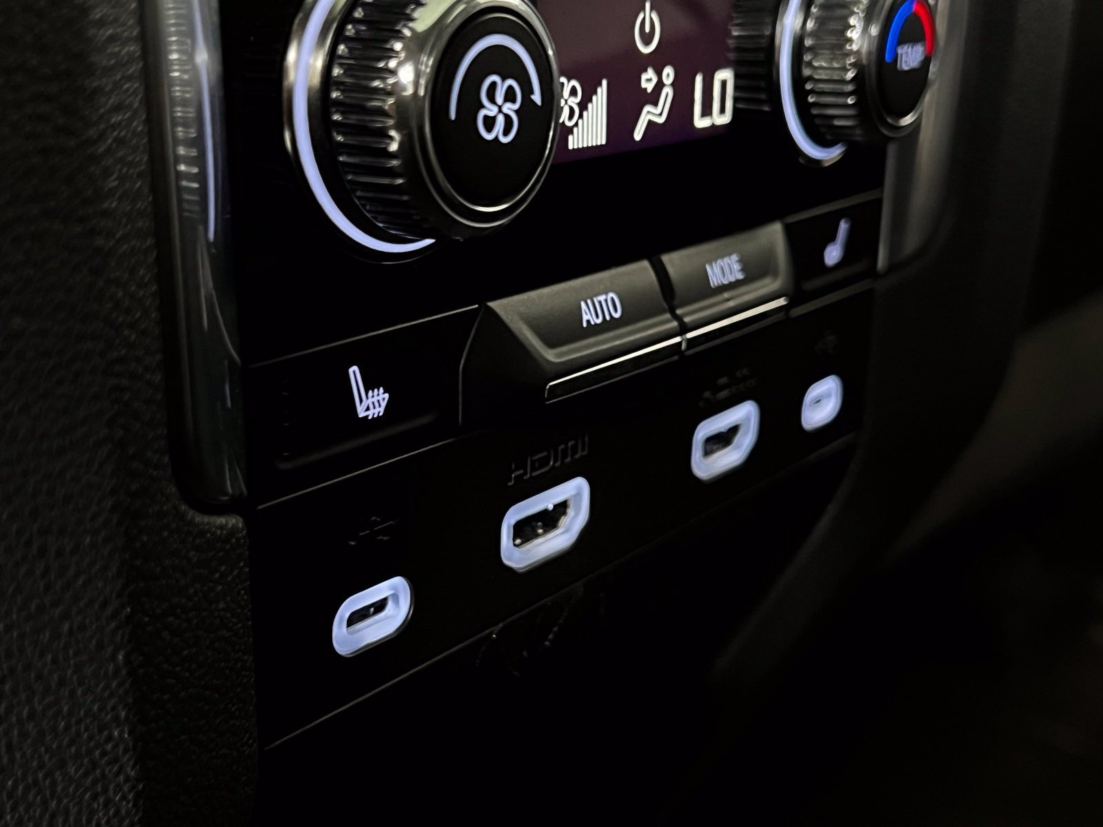 Used 2021 GMC Yukon Denali w/ Denali Premium Package AWD/4WD image 29
