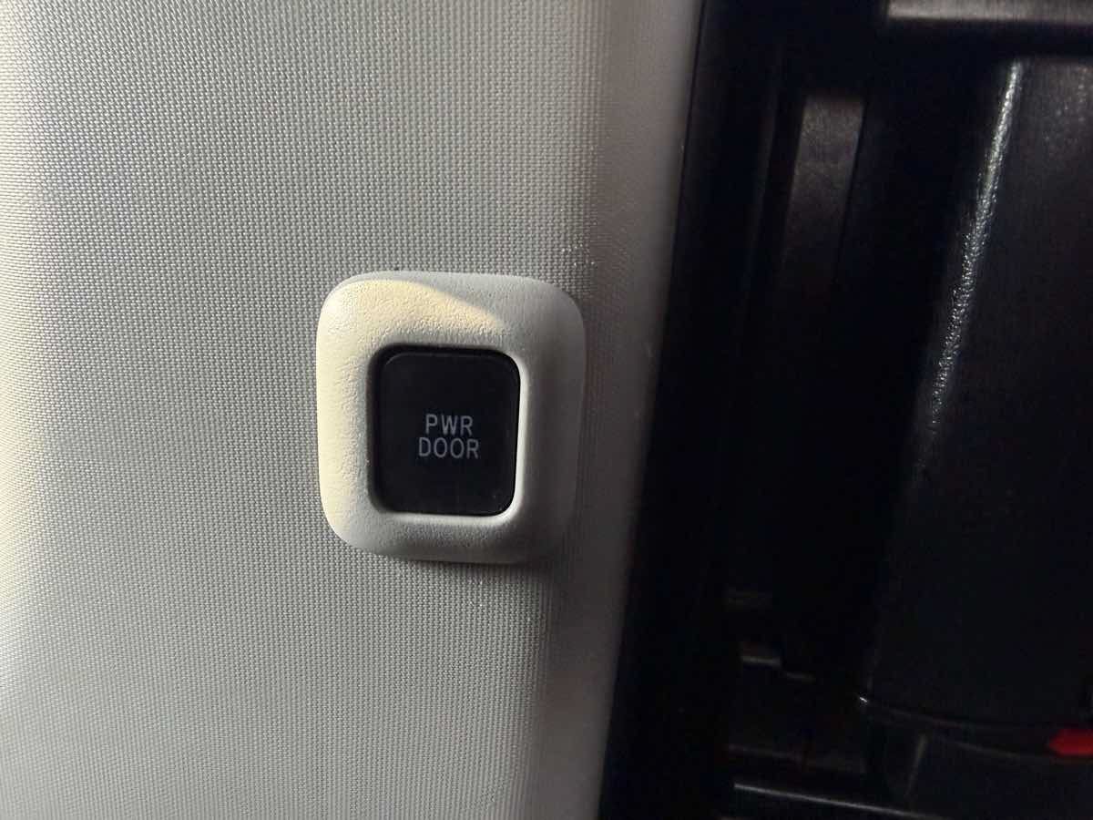 Used 2019 Toyota Sienna SE w/ Carpet Mat Package FWD image 34