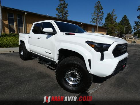 Used 2025 Toyota Tacoma TRD Sport AWD/4WD image 5