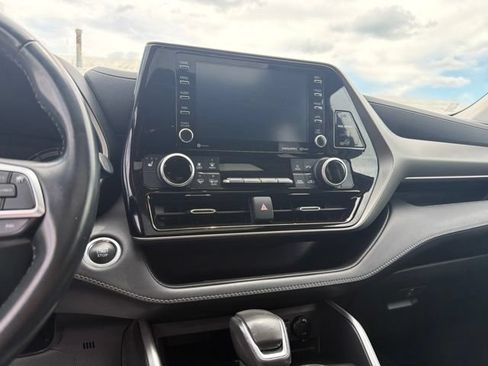 Used 2021 Toyota Highlander XLE AWD/4WD image 27