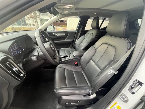 Used 2025 Volvo XC40 B5 Core image 17