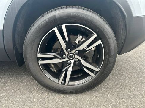 Certified 2025 Volvo XC40 B5 Core AWD/4WD image 9
