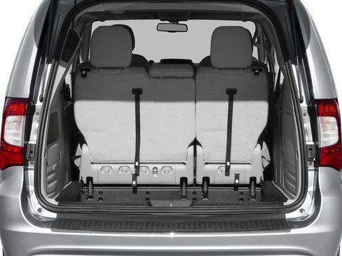 Used 2016 Chrysler Town & Country Touring FWD image 15