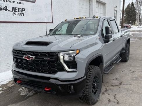 Used 2025 Chevrolet Silverado 2500 ZR2 w/ Technology Package image 2