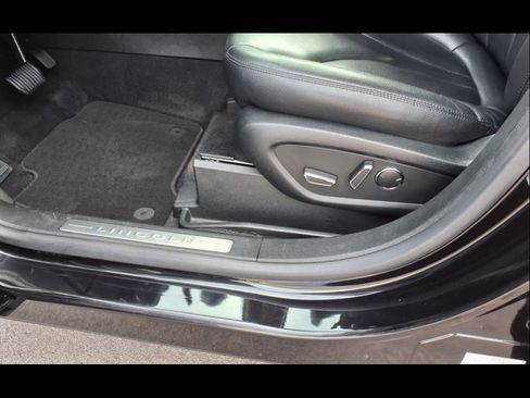 Used 2022 Lincoln Nautilus AWD w/ Premium Package image 11