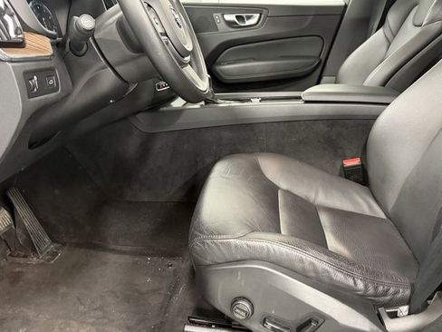Used 2021 Volvo XC60 T6 Momentum image 11