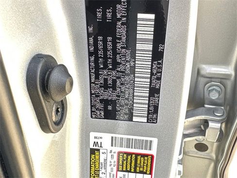 Certified 2024 Toyota Highlander XLE image 35