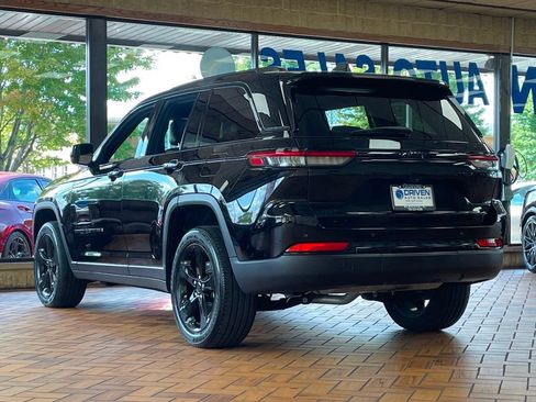 Used 2023 Jeep Grand Cherokee Altitude AWD/4WD image 8