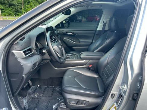 Used 2022 Toyota Highlander XLE AWD/4WD image 9
