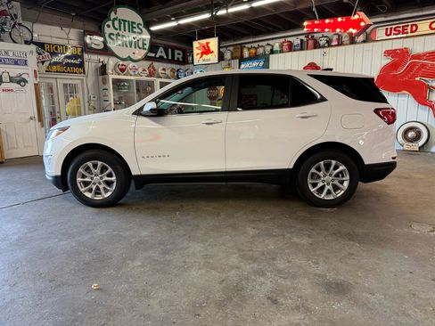 Used 2021 Chevrolet Equinox LT image 2