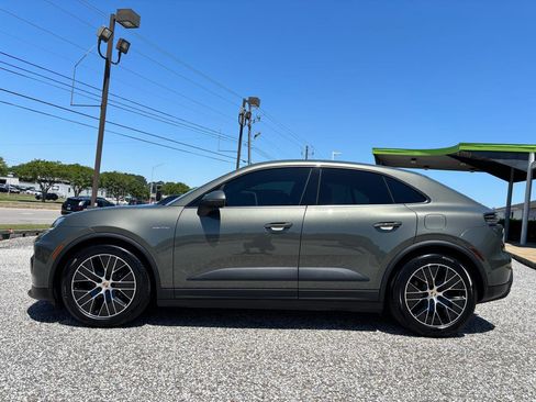 Used 2025 Porsche Macan 4 Electric AWD/4WD image 3