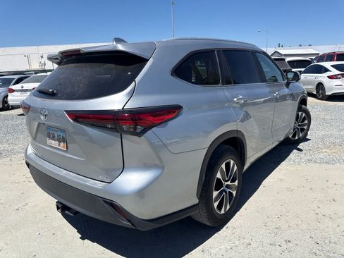 Used 2023 Toyota Highlander XLE FWD image 5