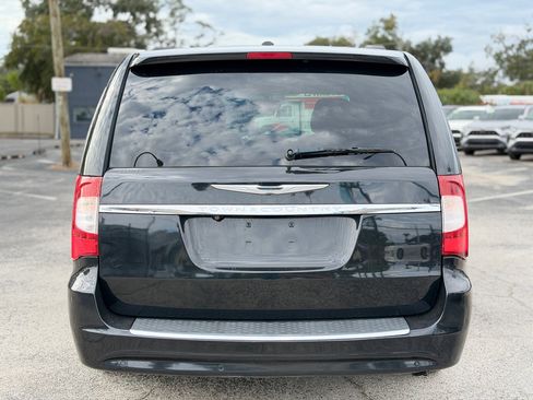 Used 2013 Chrysler Town & Country Touring-L w/ Premium Group image 4