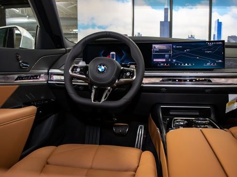 Used 2025 BMW 740i xDrive w/ Premium Package image 17