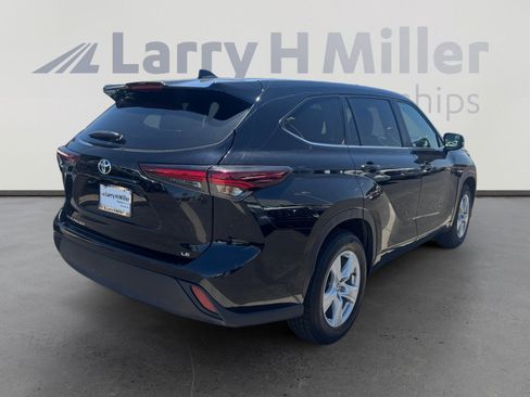 Used 2025 Toyota Highlander LE FWD image 5