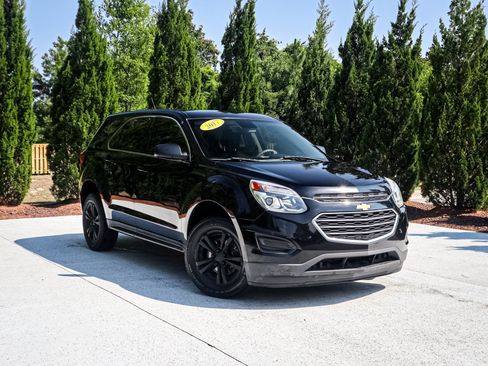 Used 2017 Chevrolet Equinox LS FWD image 2