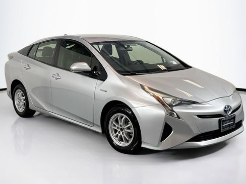 Used 2016 Toyota Prius Three image 3