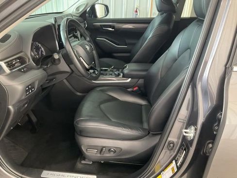 Used 2022 Toyota Highlander Limited AWD/4WD image 4