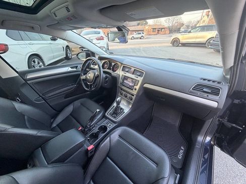 Used 2017 Volkswagen Golf SE image 8