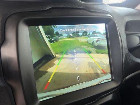 Used 2023 Jeep Renegade Latitude AWD/4WD image 19