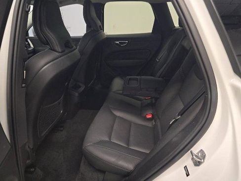 Used 2021 Volvo XC60 T5 Momentum w/ Advanced Package image 8