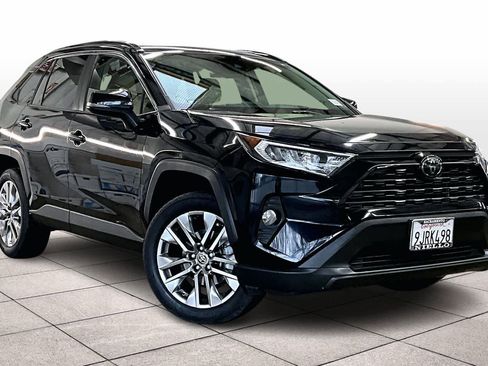 Used 2020 Toyota RAV4 XLE Premium image 2