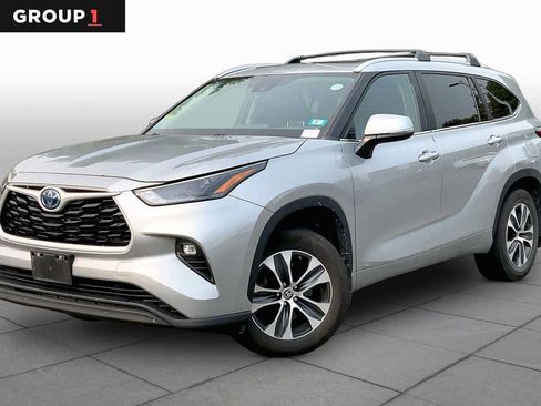 Used 2023 Toyota Highlander XLE AWD/4WD image 1