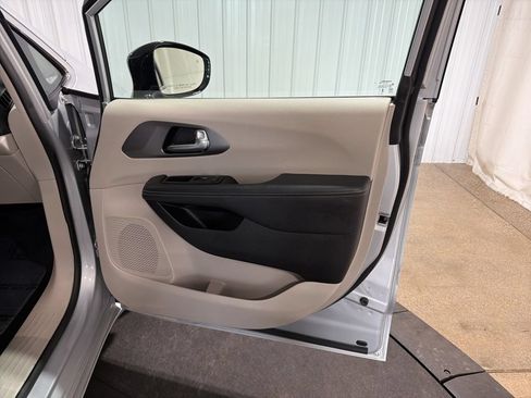 Used 2024 Chrysler Pacifica Touring-L FWD image 20