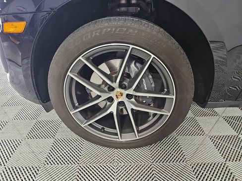 Used 2024 Porsche Macan AWD/4WD image 10