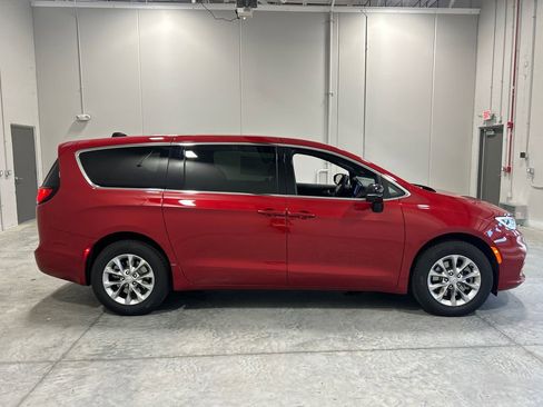 New 2026 Chrysler Pacifica Select AWD/4WD image 5