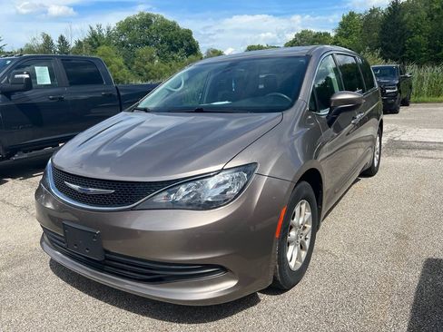Used 2017 Chrysler Pacifica Touring FWD image 2