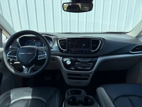 Used 2024 Chrysler Pacifica Touring-L FWD image 13