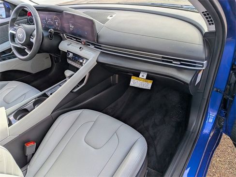 Used 2025 Hyundai Elantra Limited image 35
