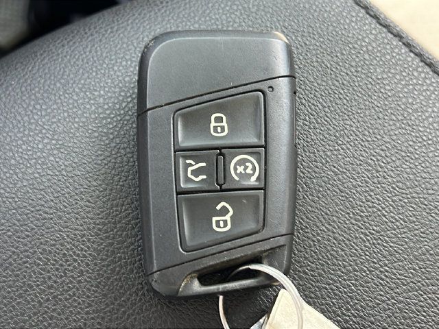 Used 2020 Volkswagen Tiguan SEL AWD/4WD image 29